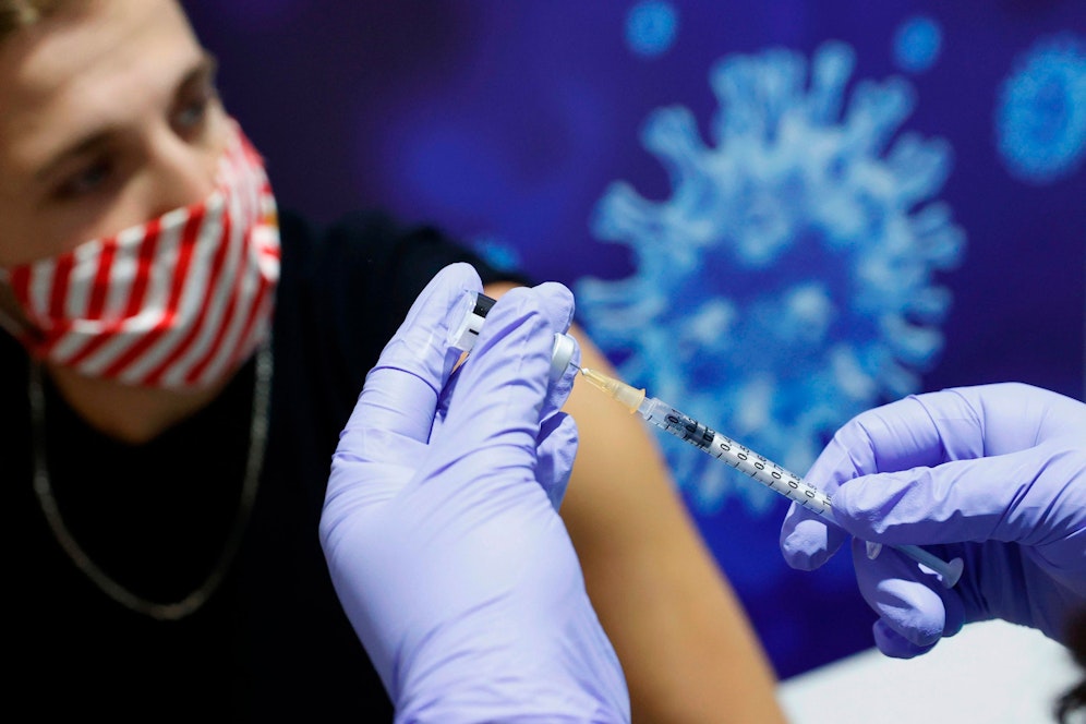 Diverse Hersteller untersuchen in Studien, wie ihre Corona-Vakzine auch bei Kindern und Jugendlichen wirken.