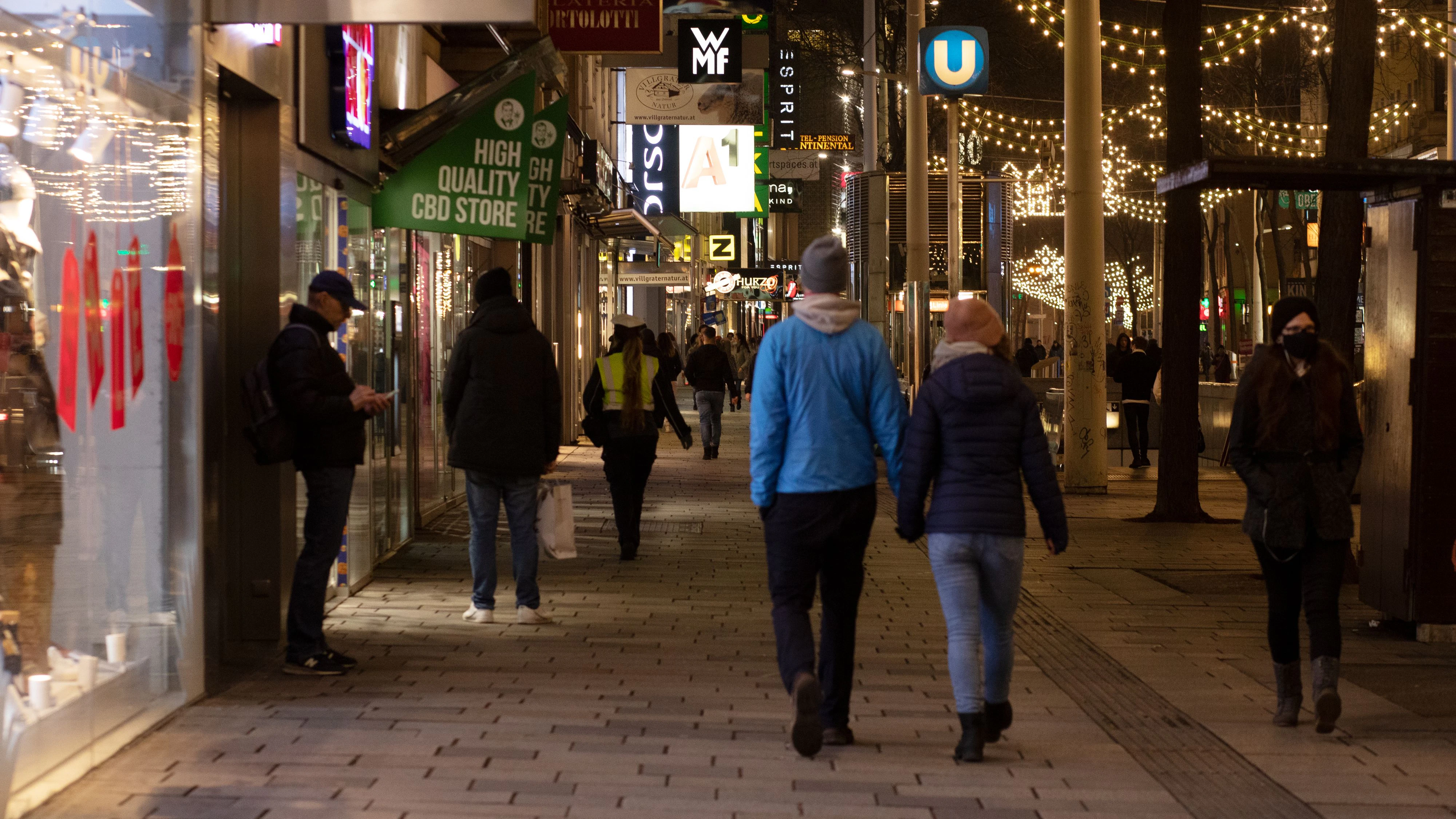 Menschen auf der Mariahilferstraße in Wien