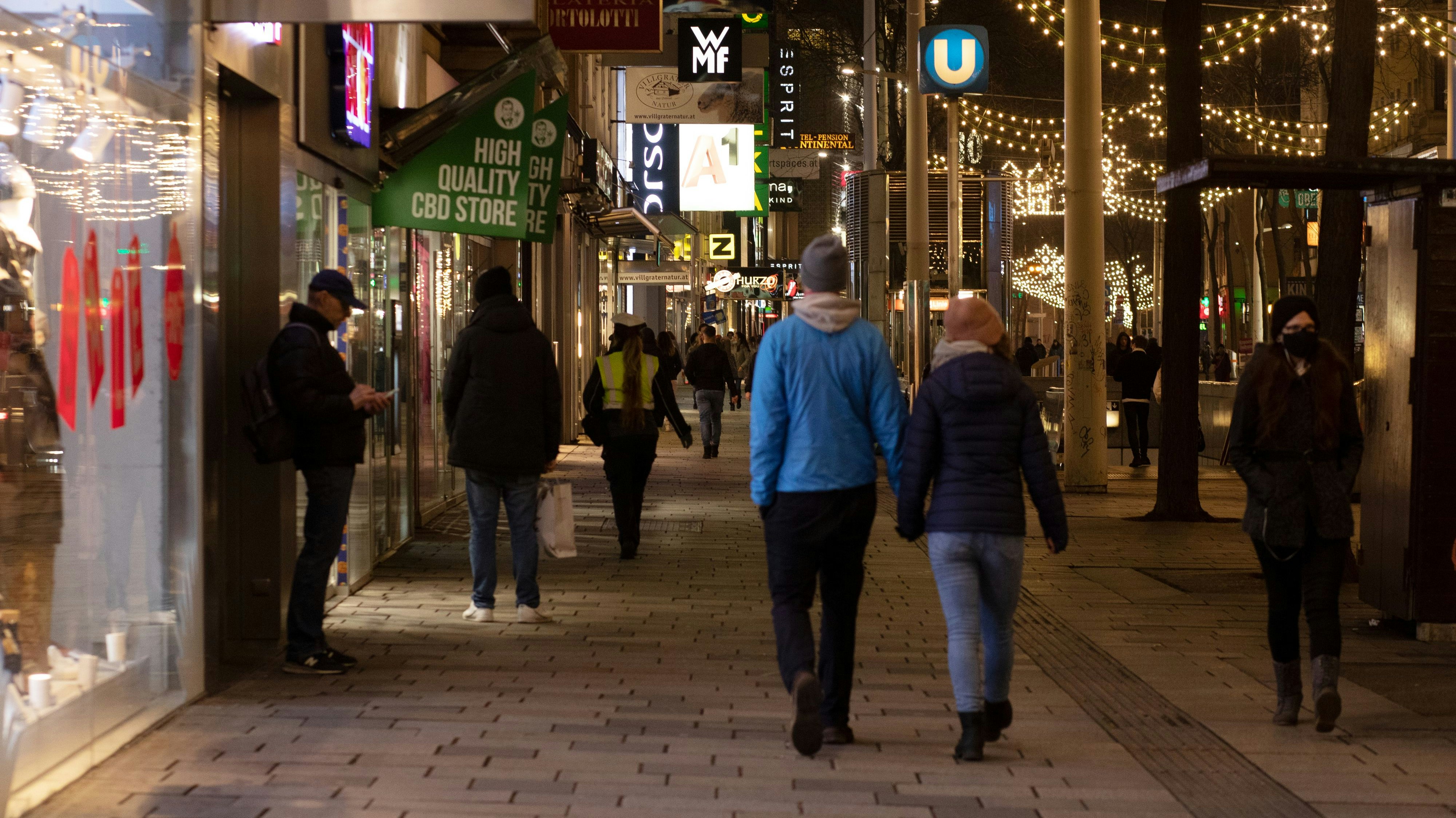 Menschen auf der Mariahilferstraße in Wien