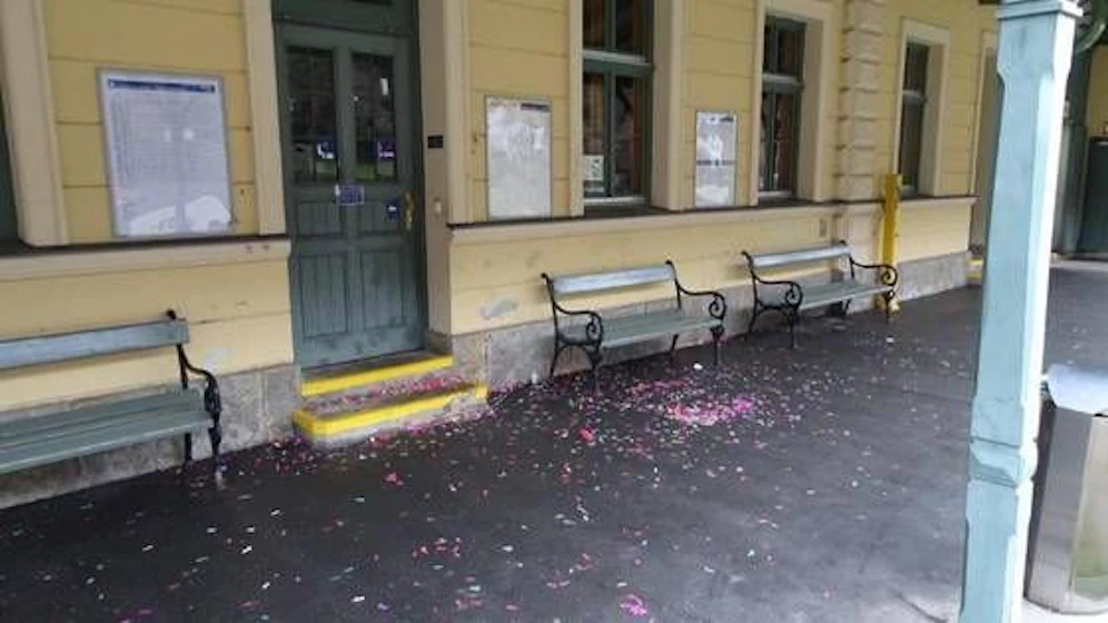 Der angerichtete Schaden am Bahnhofsgebäude war beträchtlich.