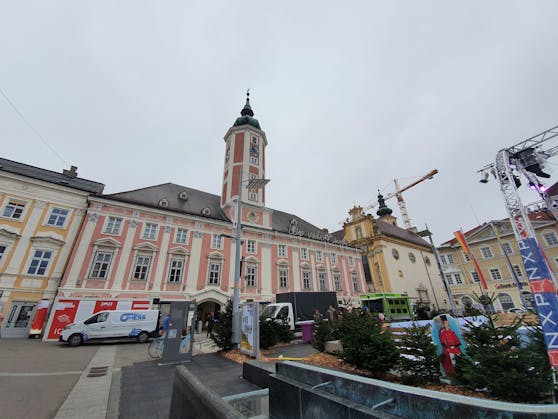 Wahl in St. Pölten: Wahlcontainer vor dem Rathaus