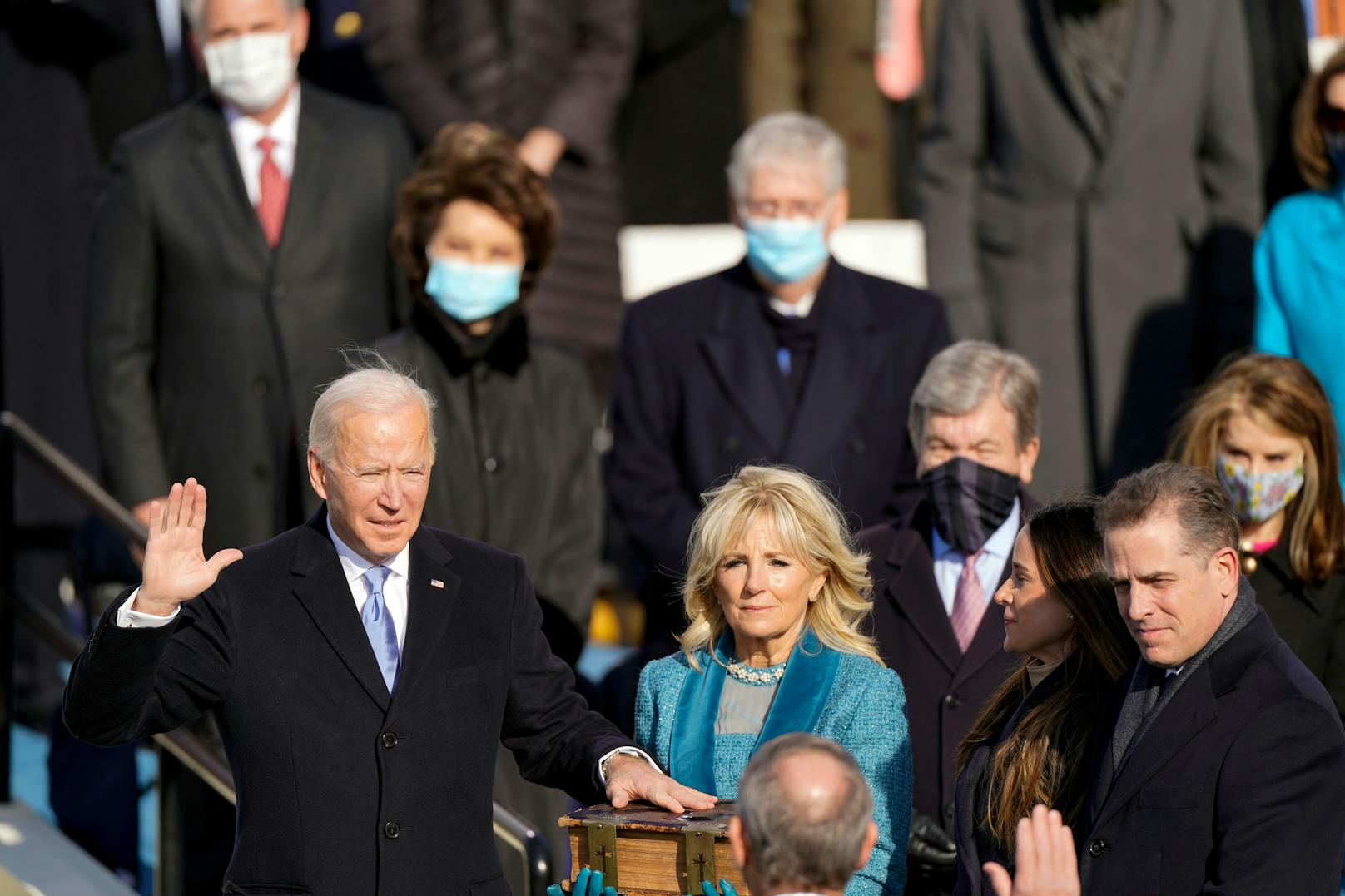 Joe Biden mit der Hand auf seiner Bibel schwört seinen Amtseid. (20. Jänner 2021)