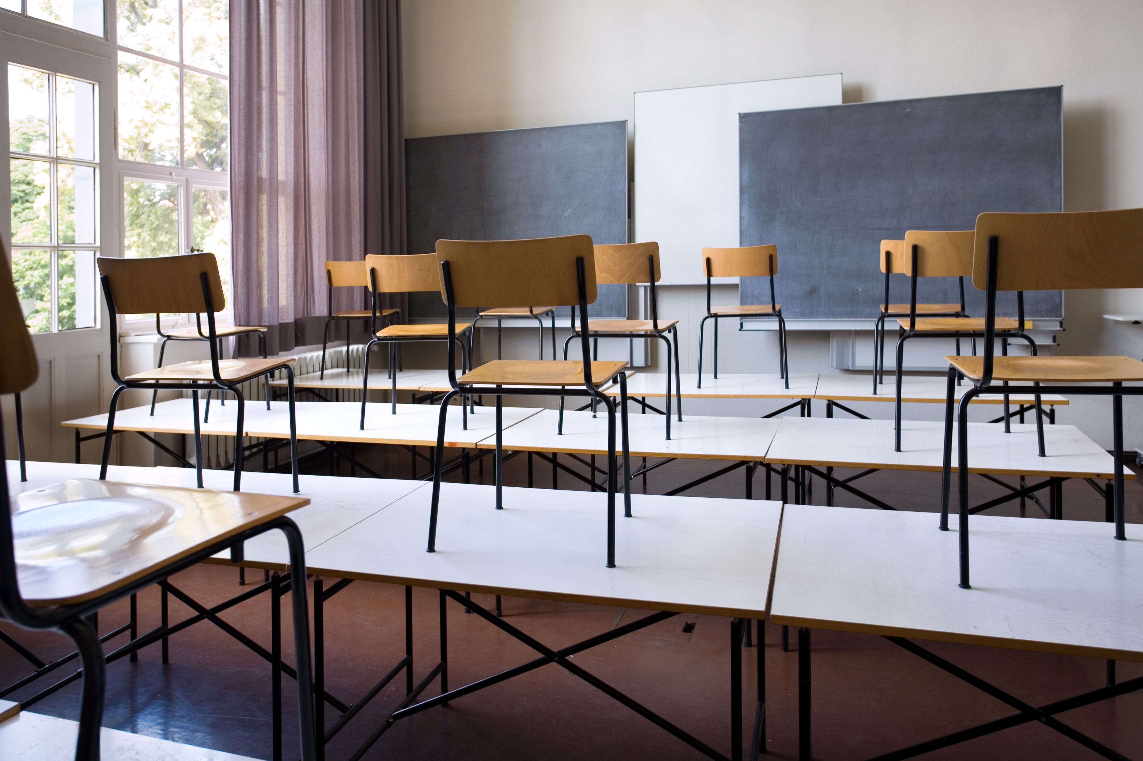 Symbolbild einer leeren Schulklasse