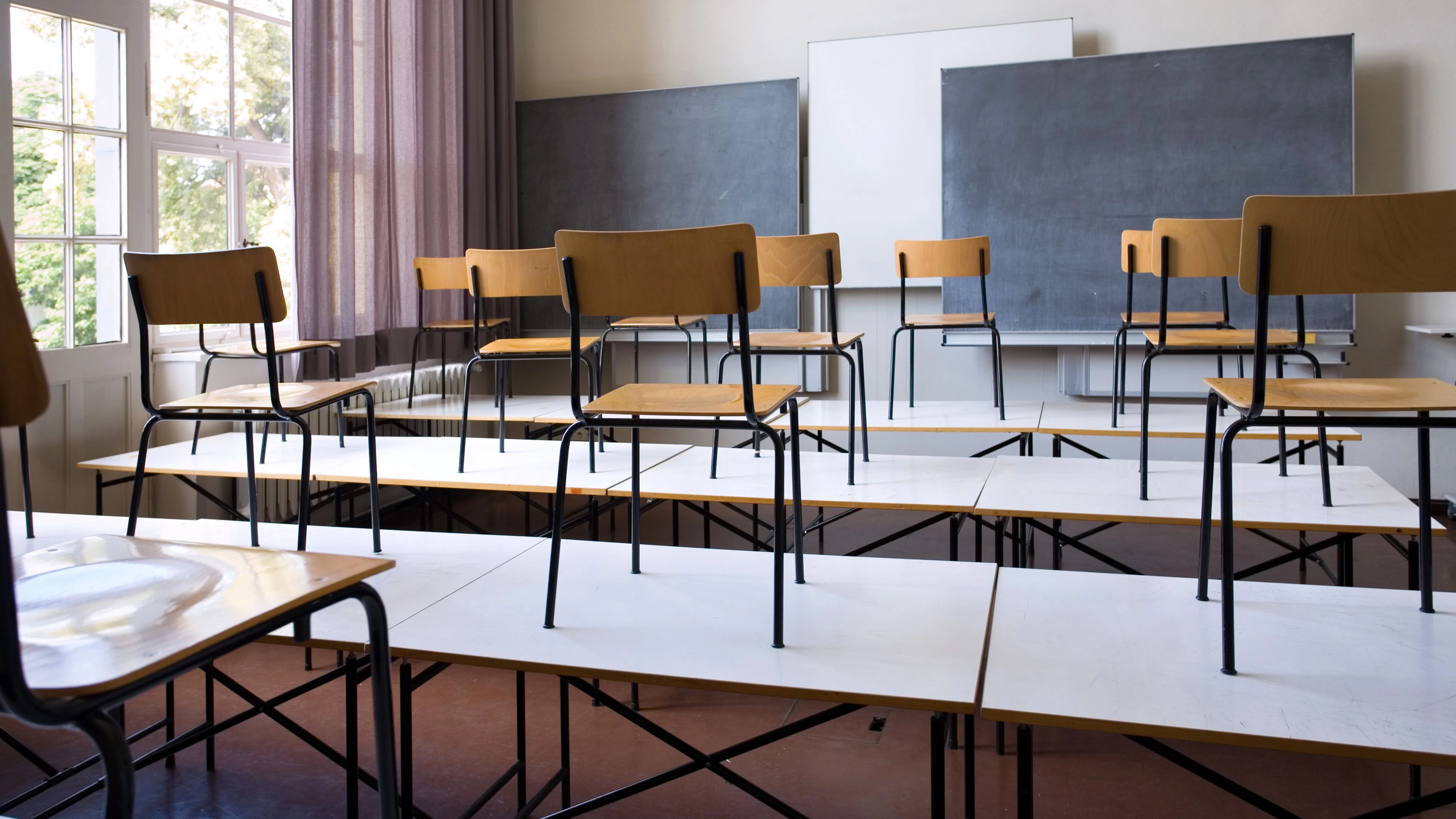 Symbolbild einer leeren Schulklasse