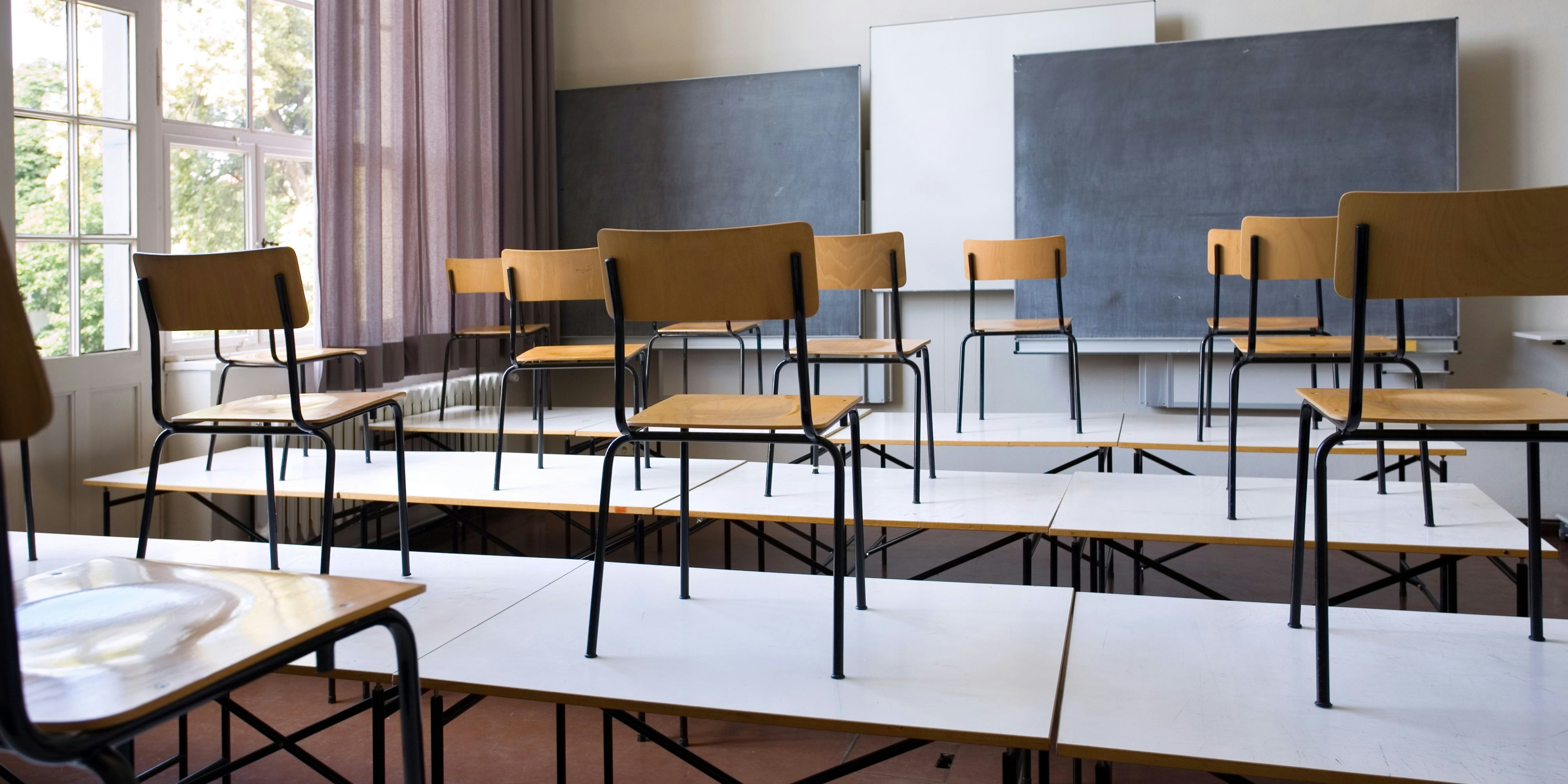 Symbolbild einer leeren Schulklasse