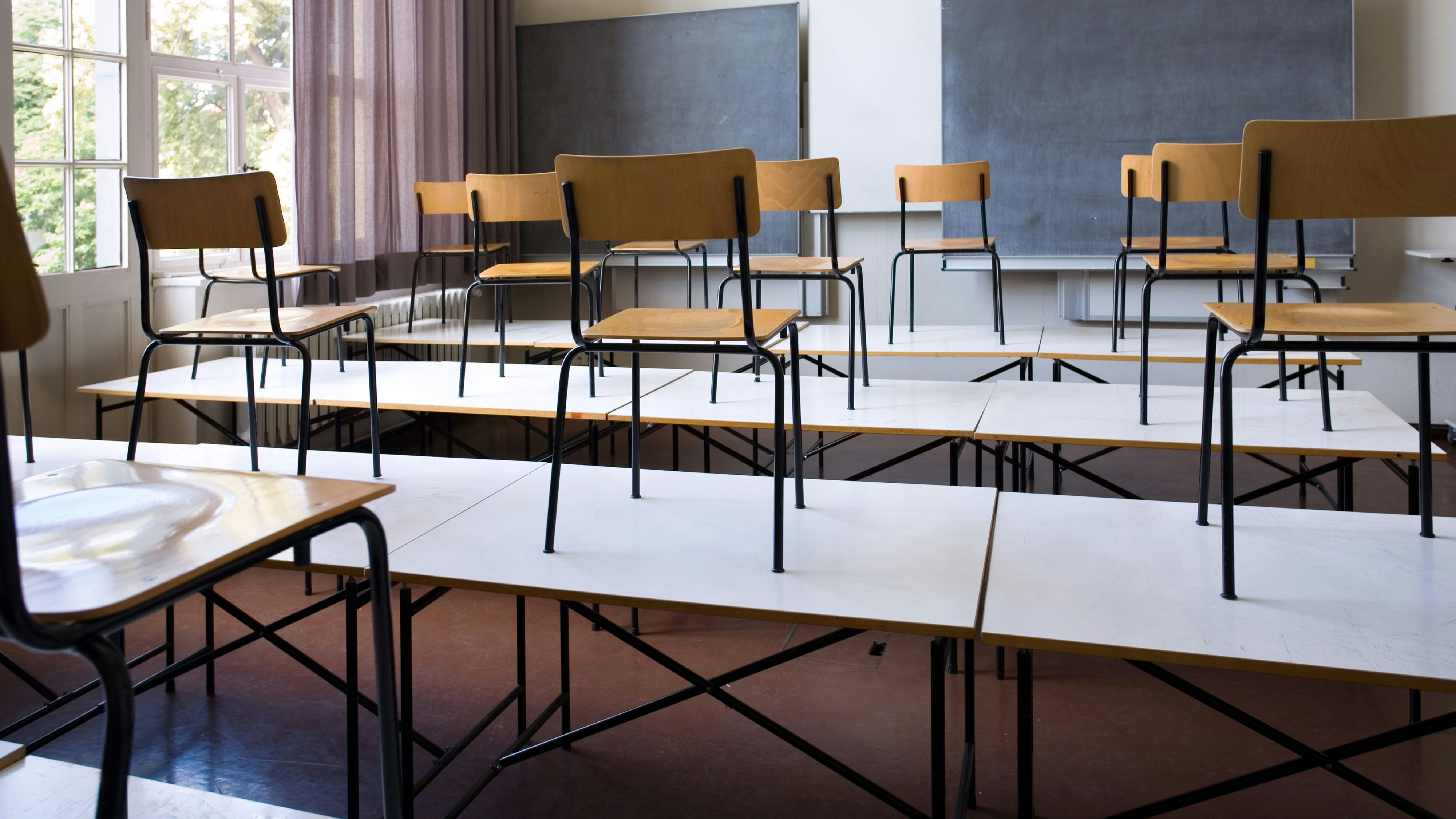 Symbolbild einer leeren Schulklasse