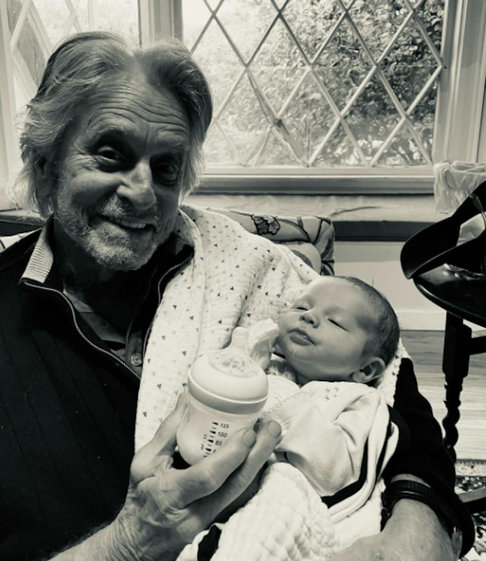 "Zum ersten Mal habe ich meinen einen Monat alten Enkel Ryder gesehen!", schrieb Michael Douglas zu diesem herzigen Foto.