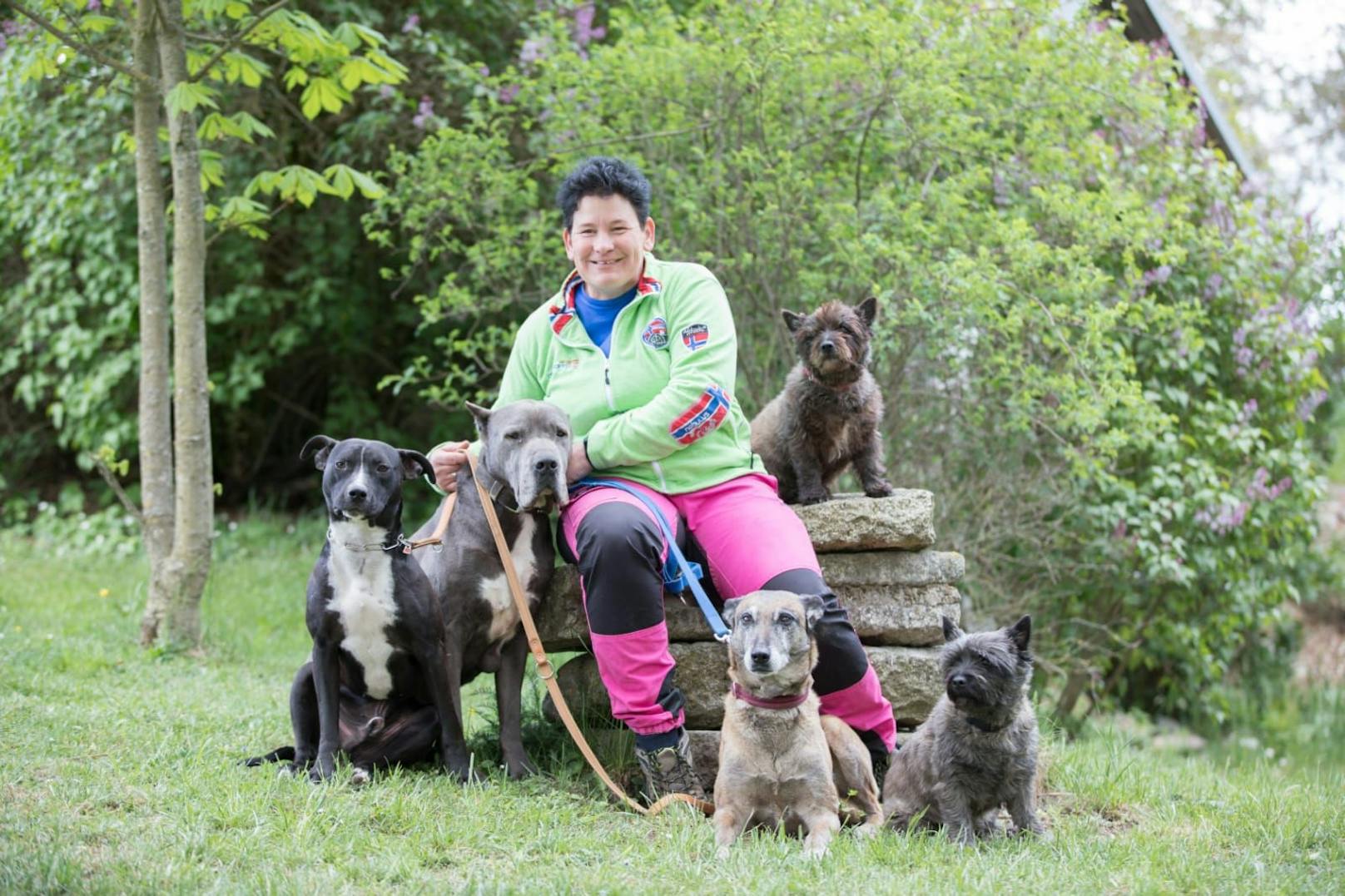 Freistadts Tierheim-Leiterin Karin Binder mit ihren tierischen Bewohnern