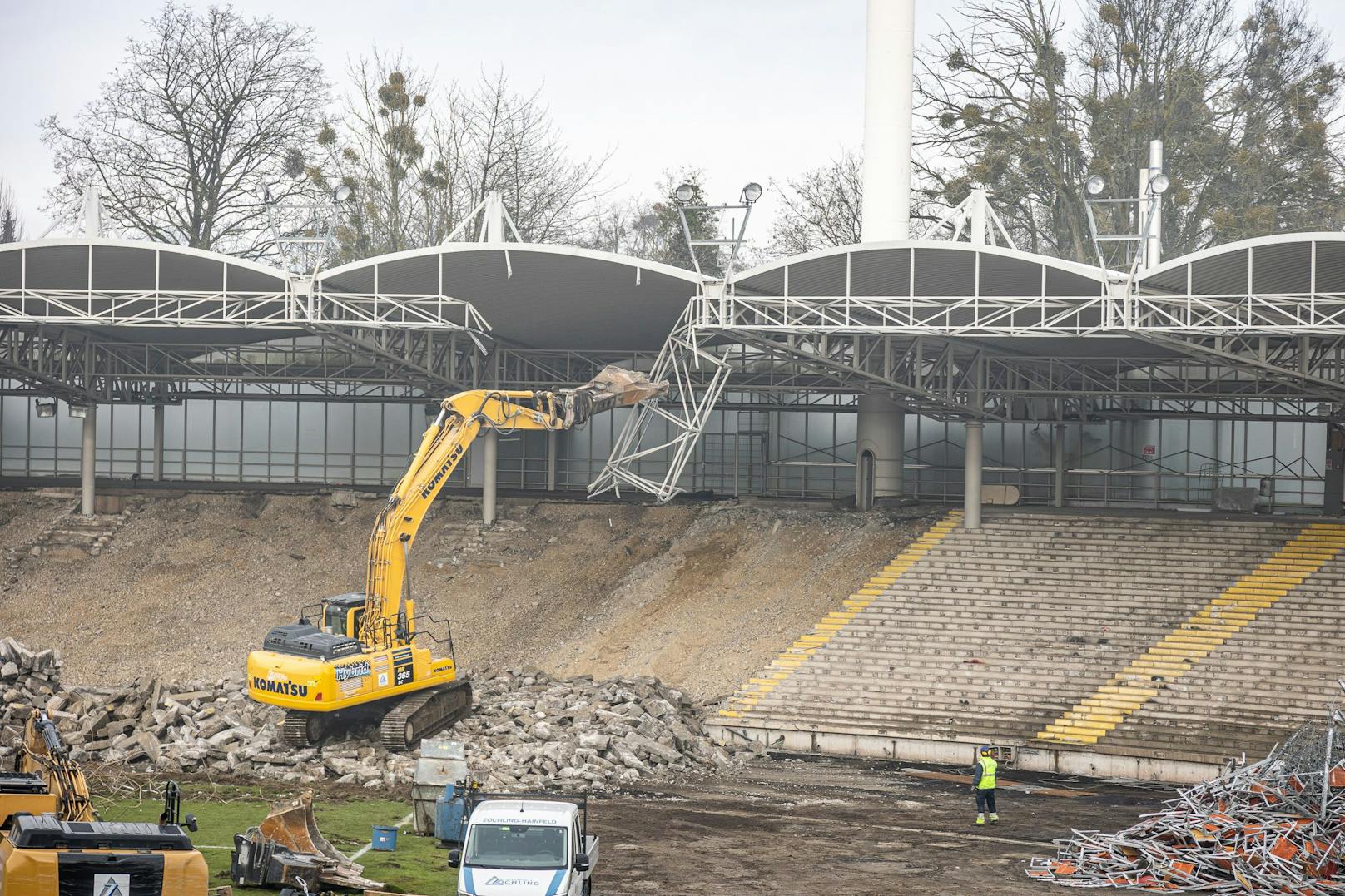 Am Mittwoch wurde mit dem Abriss des Stadiondachs auf der Nordostseite begonnen.