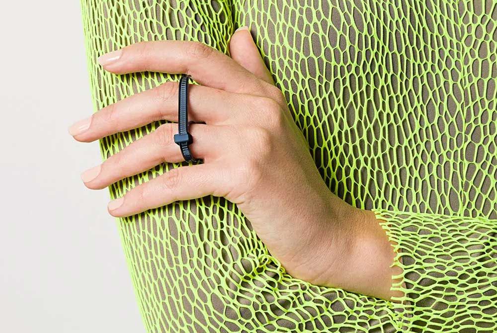 Das japanische Label AMBUSH überrascht mit einem Kabelbinder-Ring.