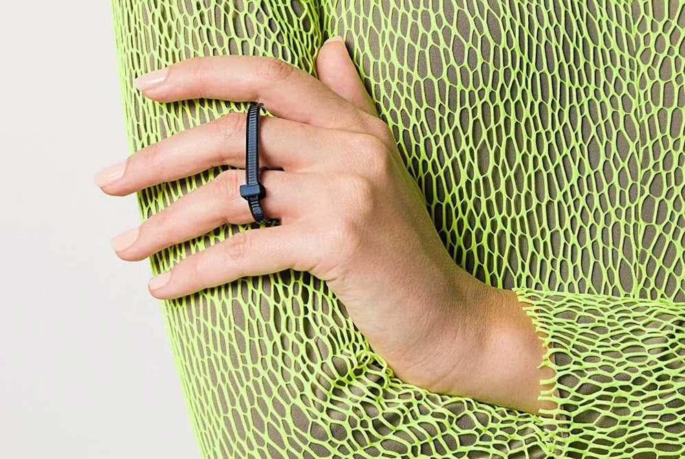 Das japanische Label AMBUSH überrascht mit einem Kabelbinder-Ring.