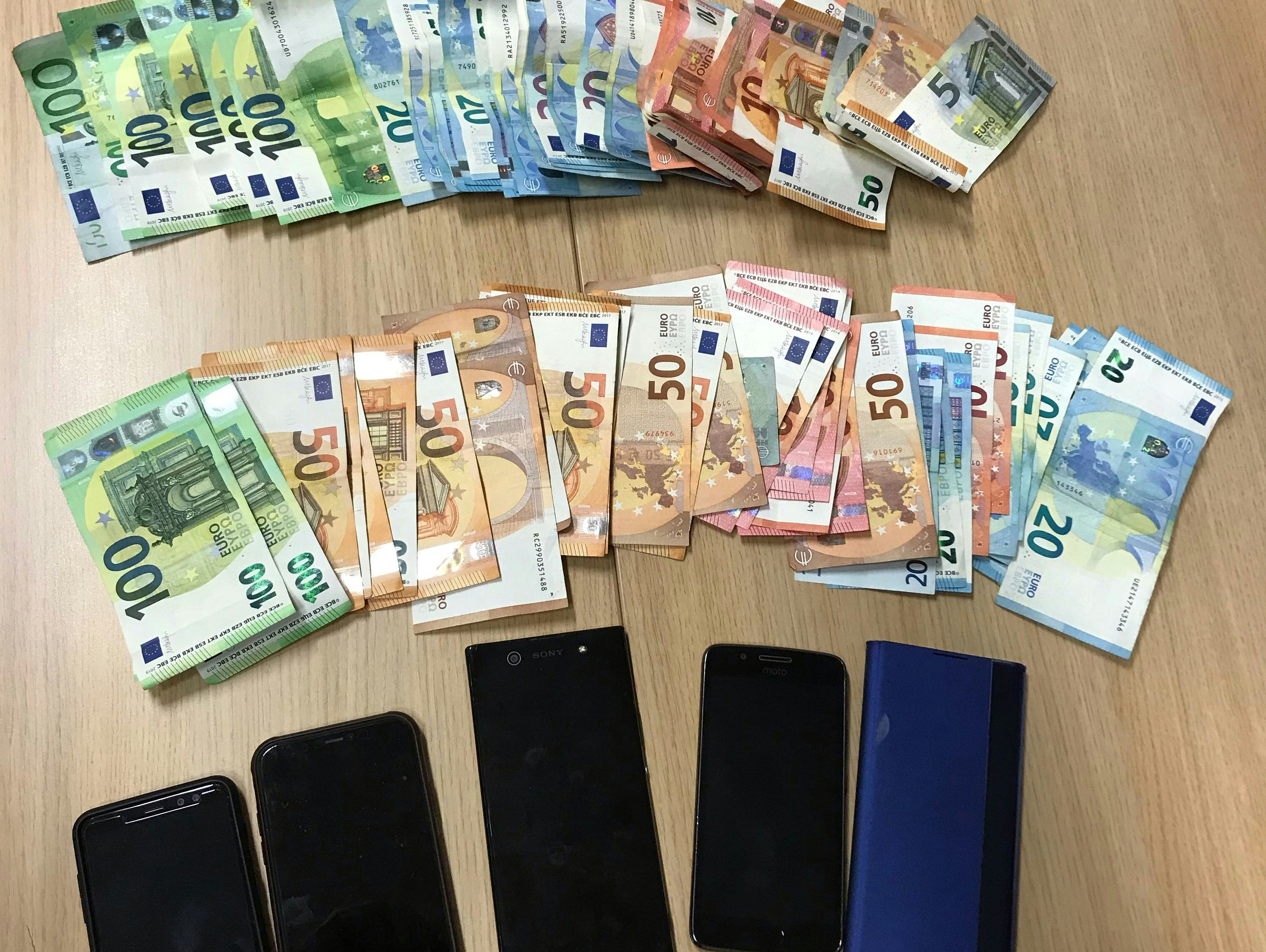 Die Ermittler konnten mehrere Mobiltelefone und Bargeld im vierstelligen Eurobereich sicherstellen.