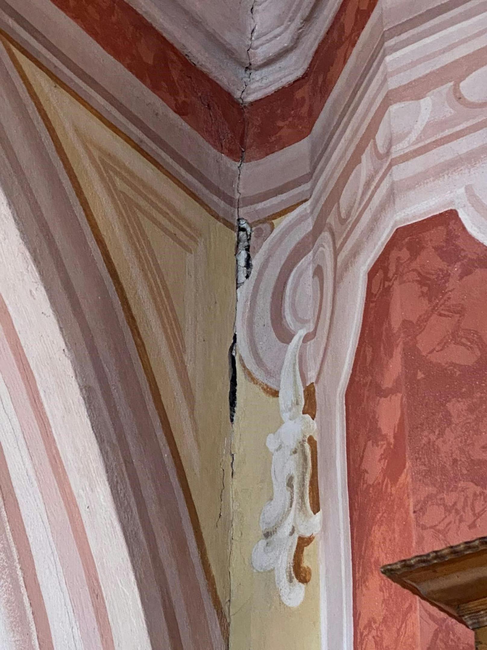Zerbrochene Scheiben, Gläser, Risse in Decken und Fresken in der Wallfahrtskirche Frauenberg 