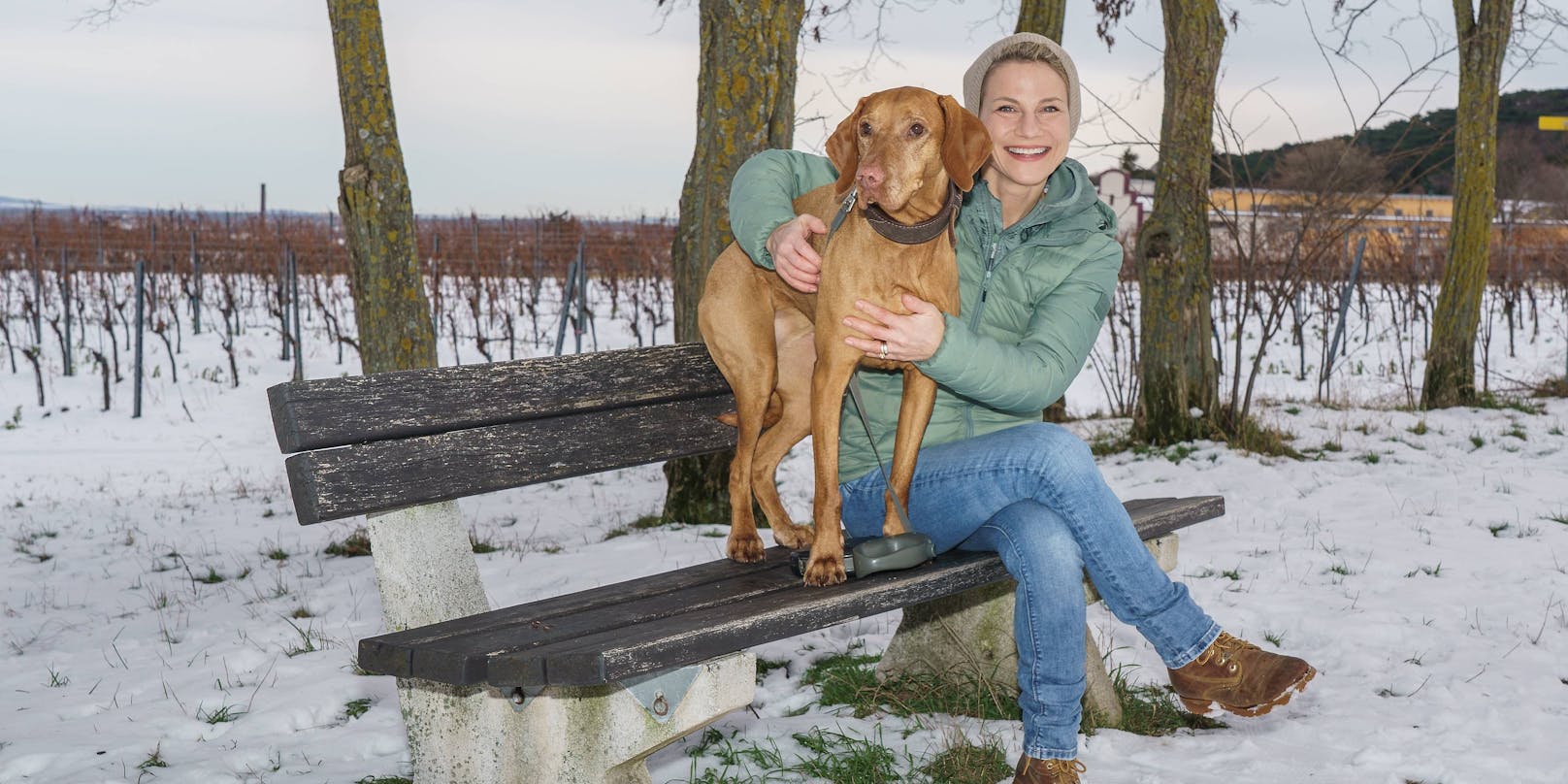 Kristina Sprenger mit Hund Vroni beim Spaziergang in Sooß (Niederösterreich).