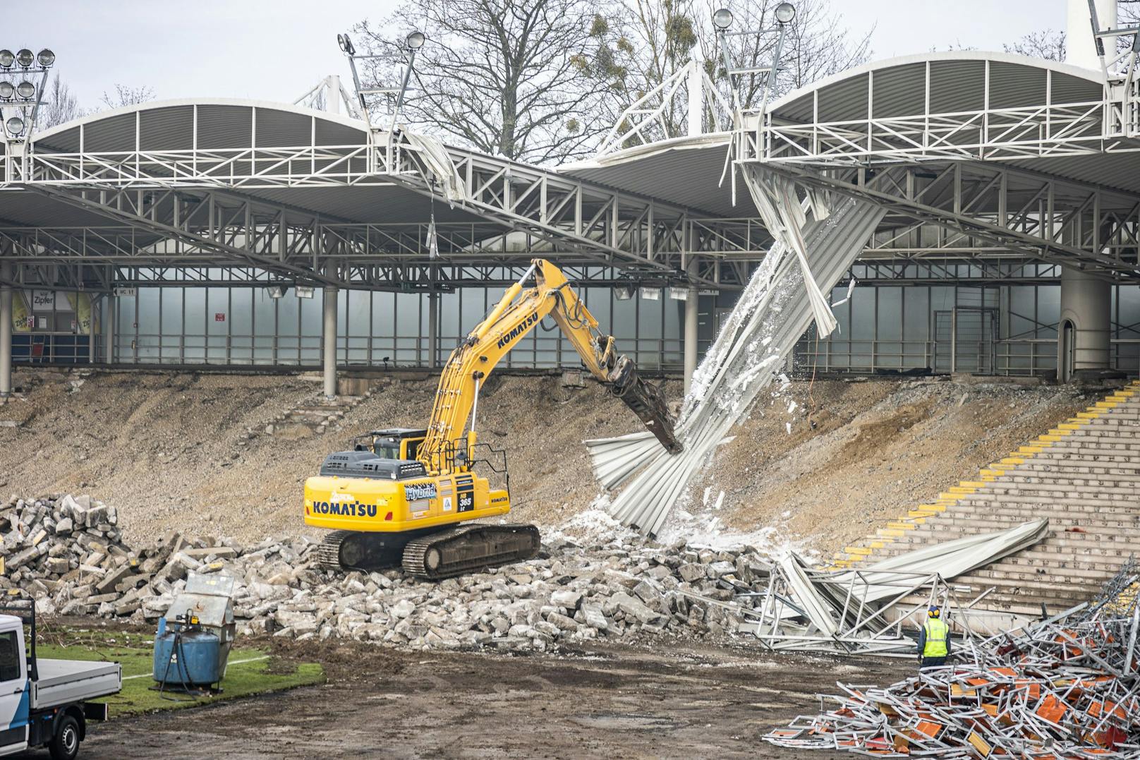 Auf der Gugl wurden nun erste Teile des Stadiondachs abgerissen.
