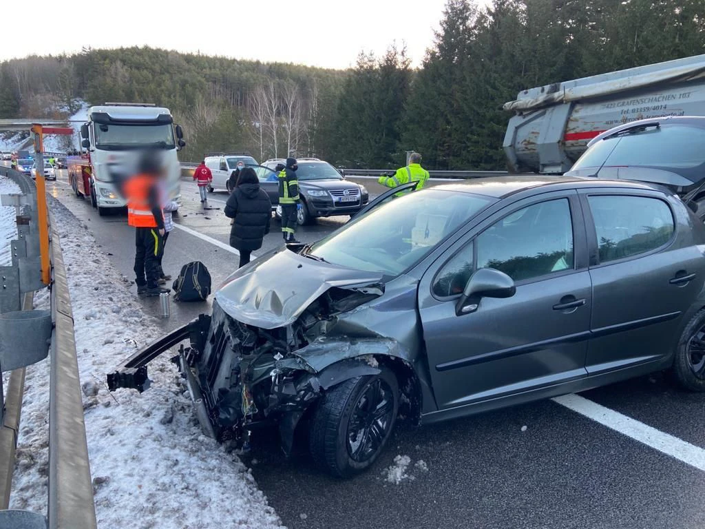Kilometerlanger Stau nach Unfall auf der S6