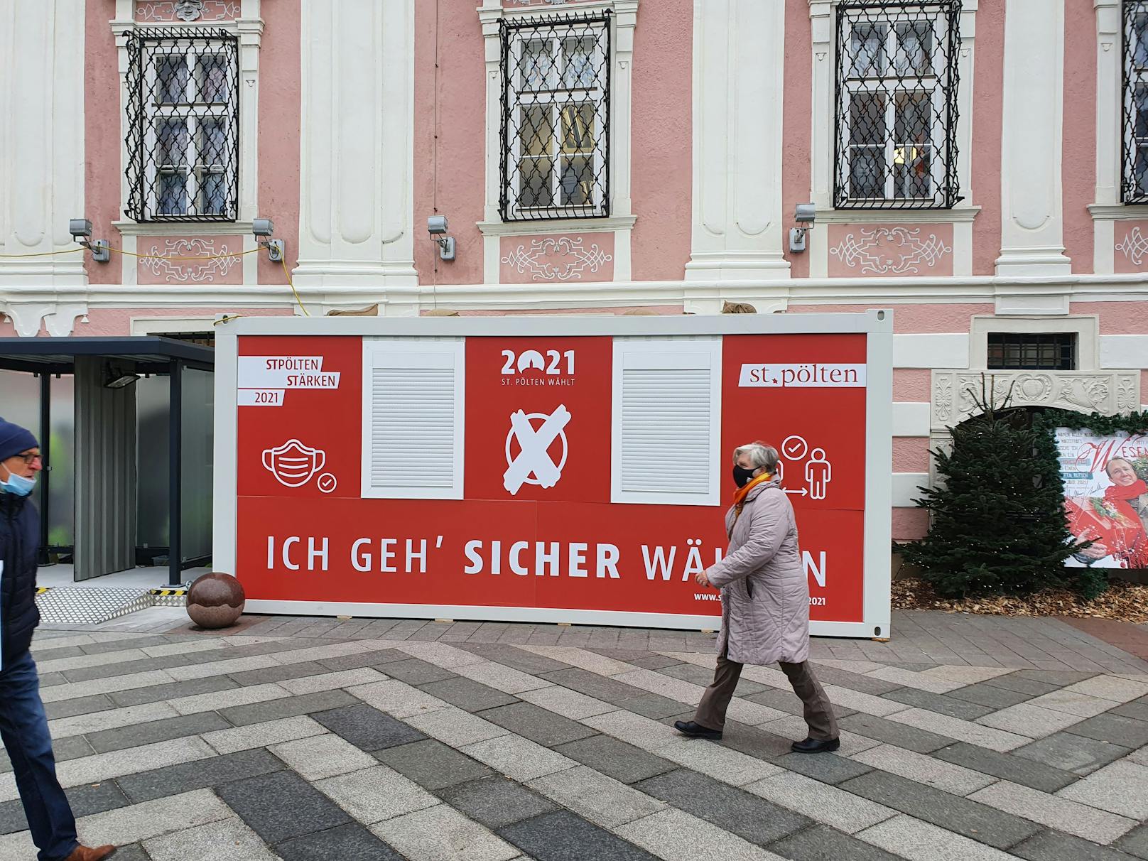 Wahl in St. Pölten: Wahlcontainer vor dem Rathaus