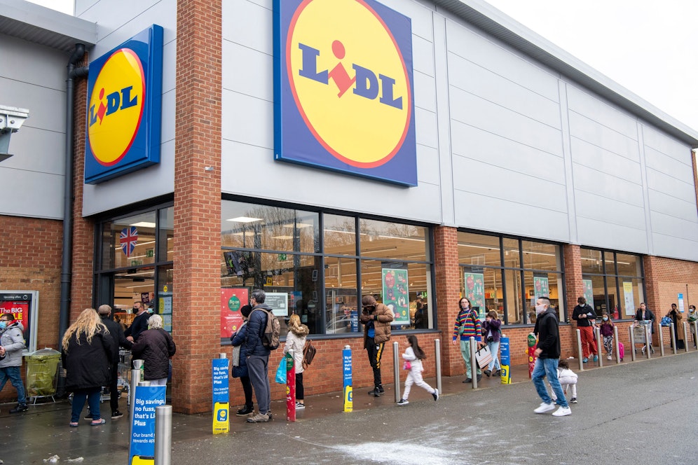 Kunden vor einer britischen Lidl-Filiale. (Symbolbild)