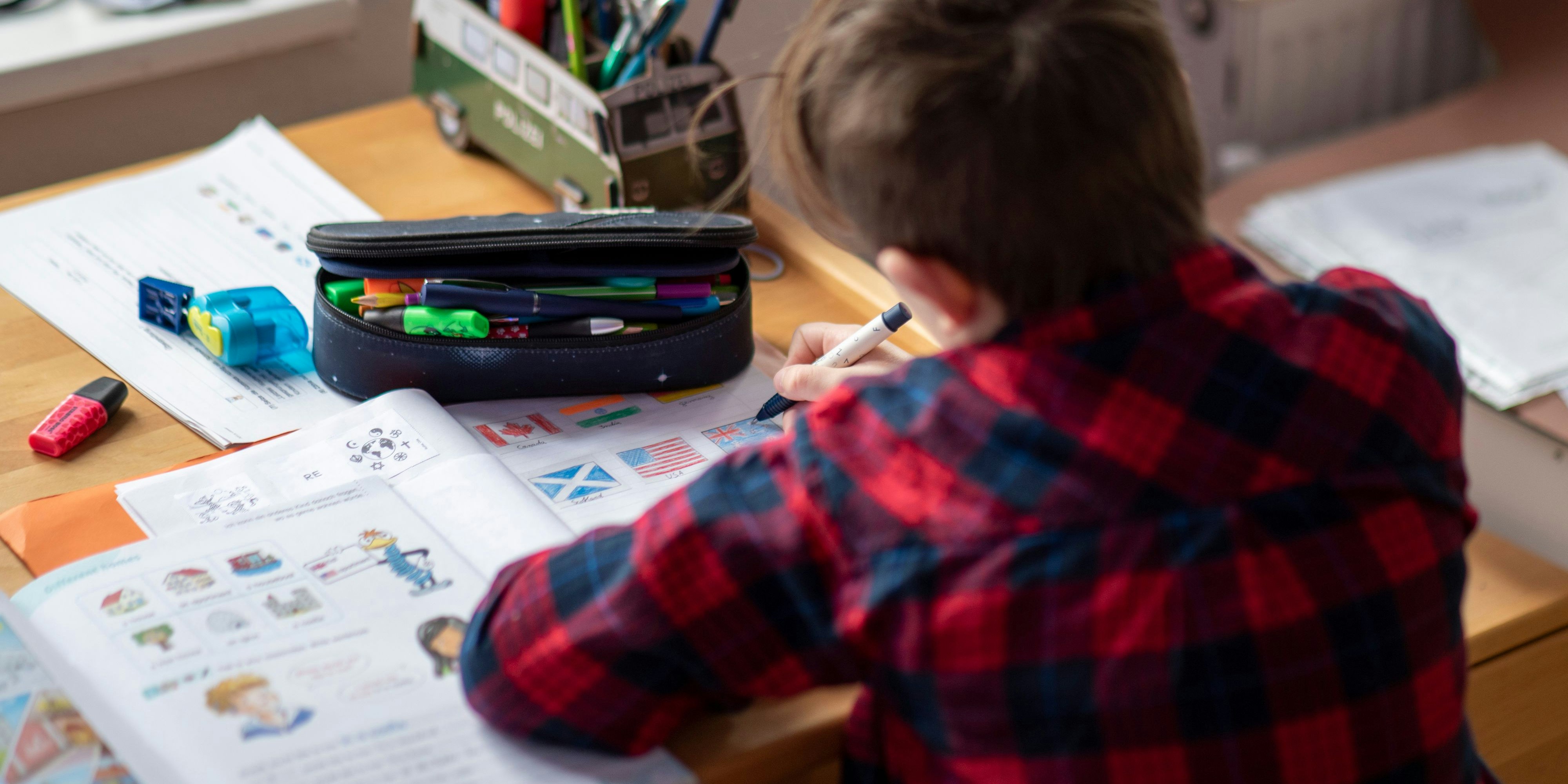 Die FPÖ plädiert für eine rasche Rückkehr der Schüler an die Bildungsanstalten.