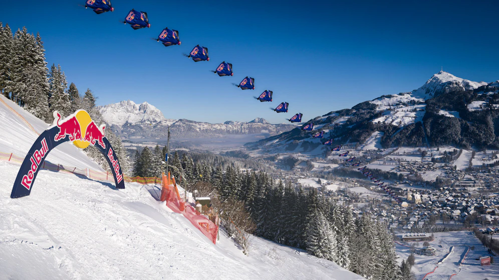 Marco Waltenspiel fliegt im Wingsuit über die legendäre Streif.