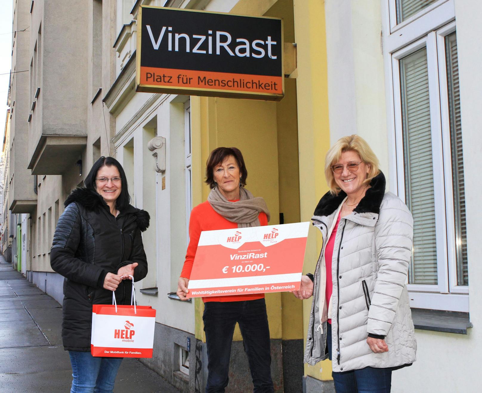 Help Mobile spendet 10.000 Euro an Sozialgemeinschaft VinziRast. Andrea Pichler (r.) und Sabine Caixeta (l.) von HELP mobile übergaben den Scheck an VinziRast-Obfrau Veronika Kerres (m.)