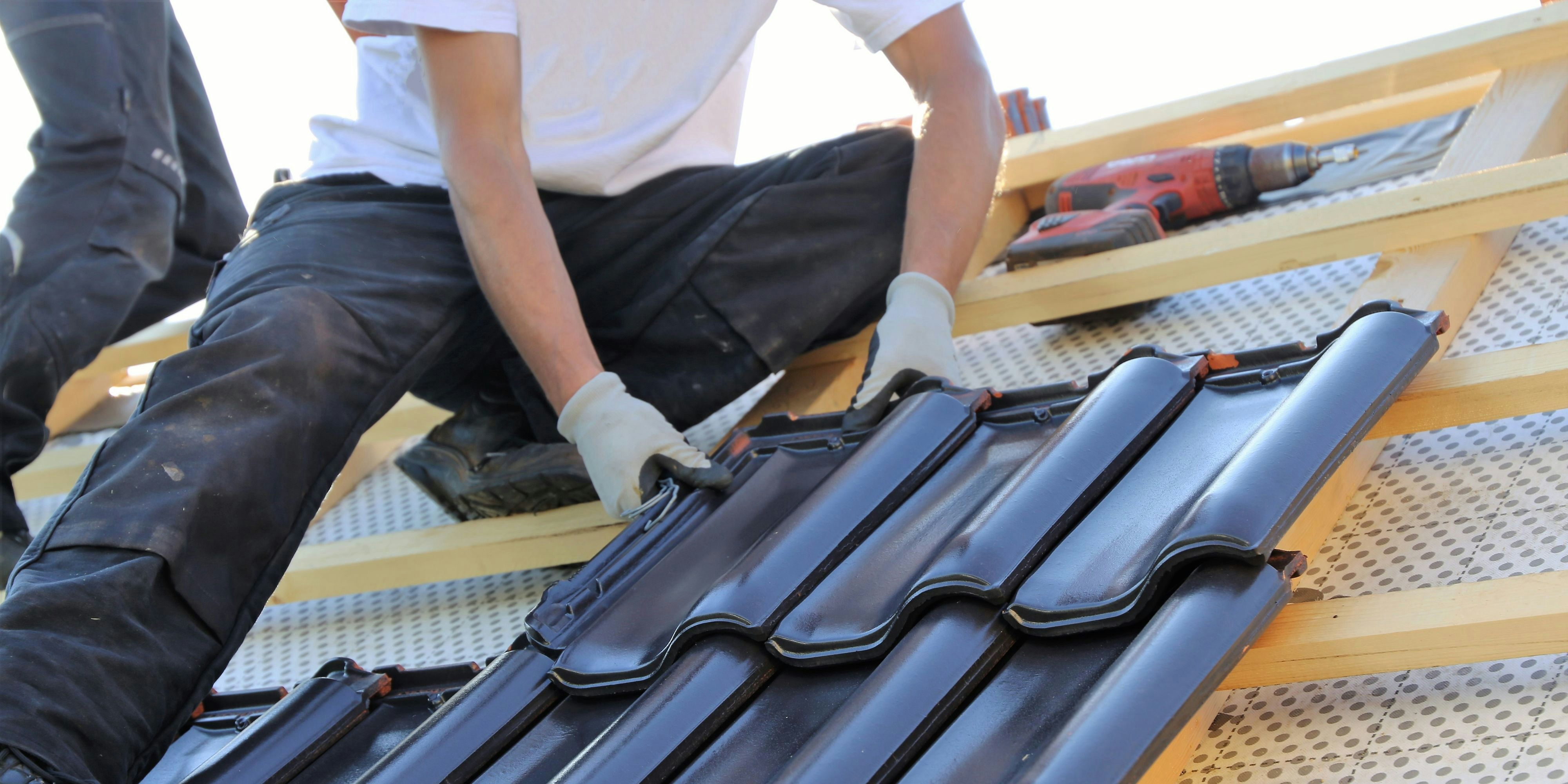 Dachdecker bei der Arbeit (Symbolfoto)