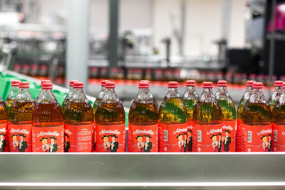 Almdudler in der Glasmehrwegflasche.