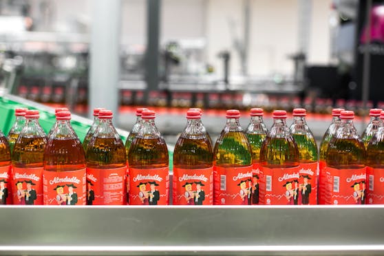 Almdudler in der Glasmehrwegflasche.