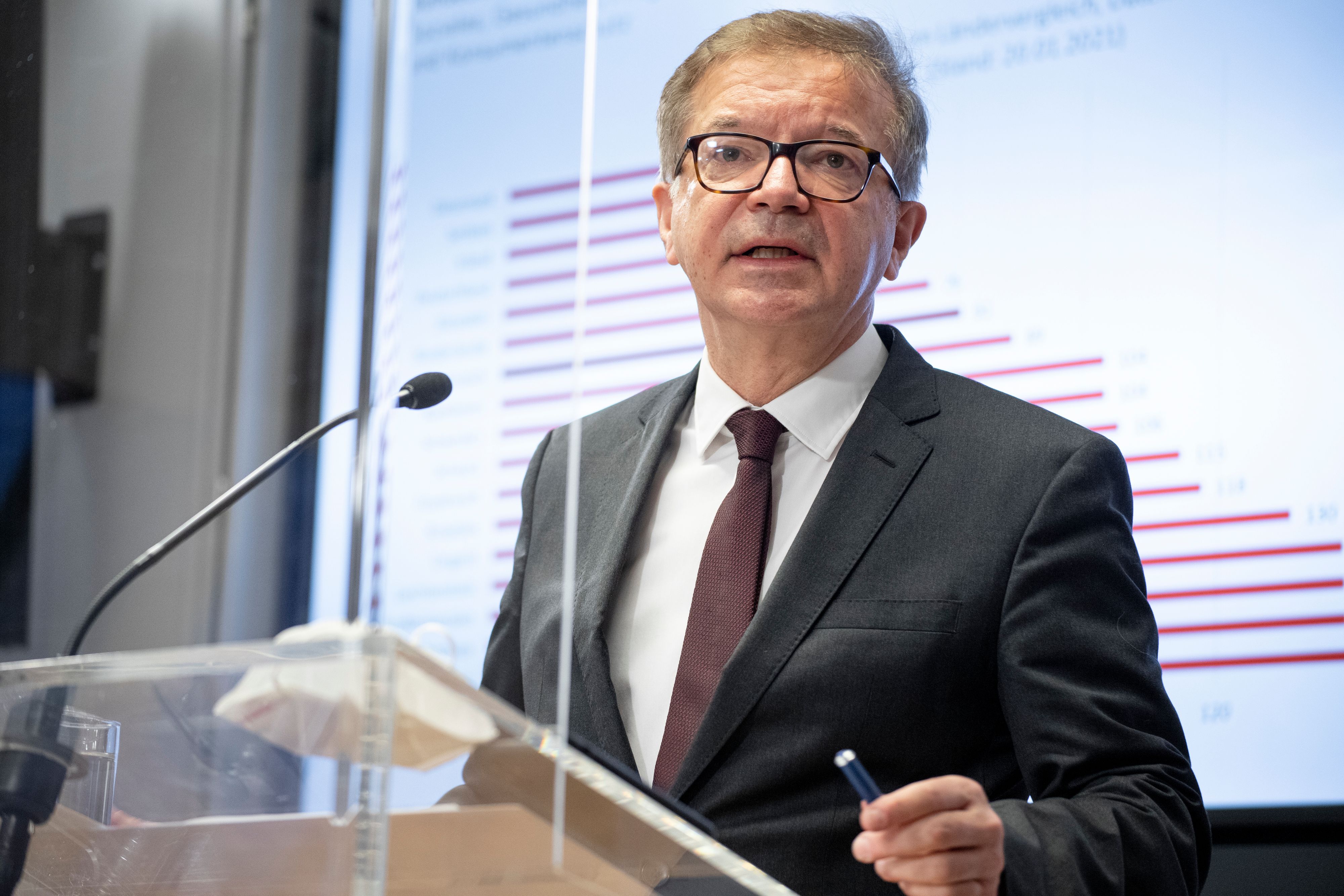 Gesundheitsminister Rudolf Anschober (GRÜNE) bei der Pressekonferenz zum weiteren Vorgehen gegen die Corona-Mutation.