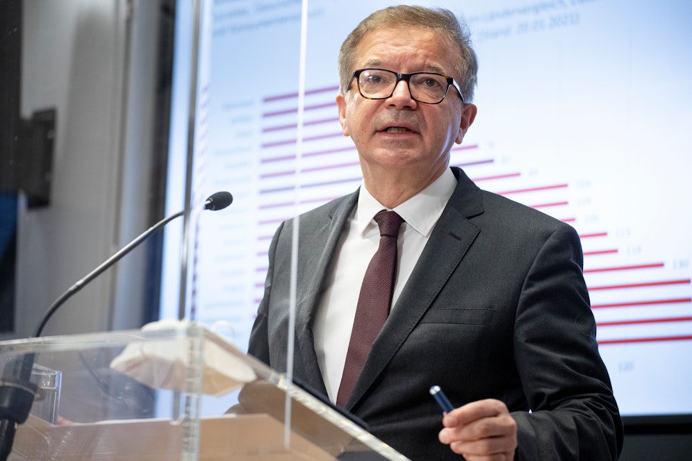 Gesundheitsminister Rudolf Anschober (GRÜNE) bei der Pressekonferenz zum weiteren Vorgehen gegen die Corona-Mutation.