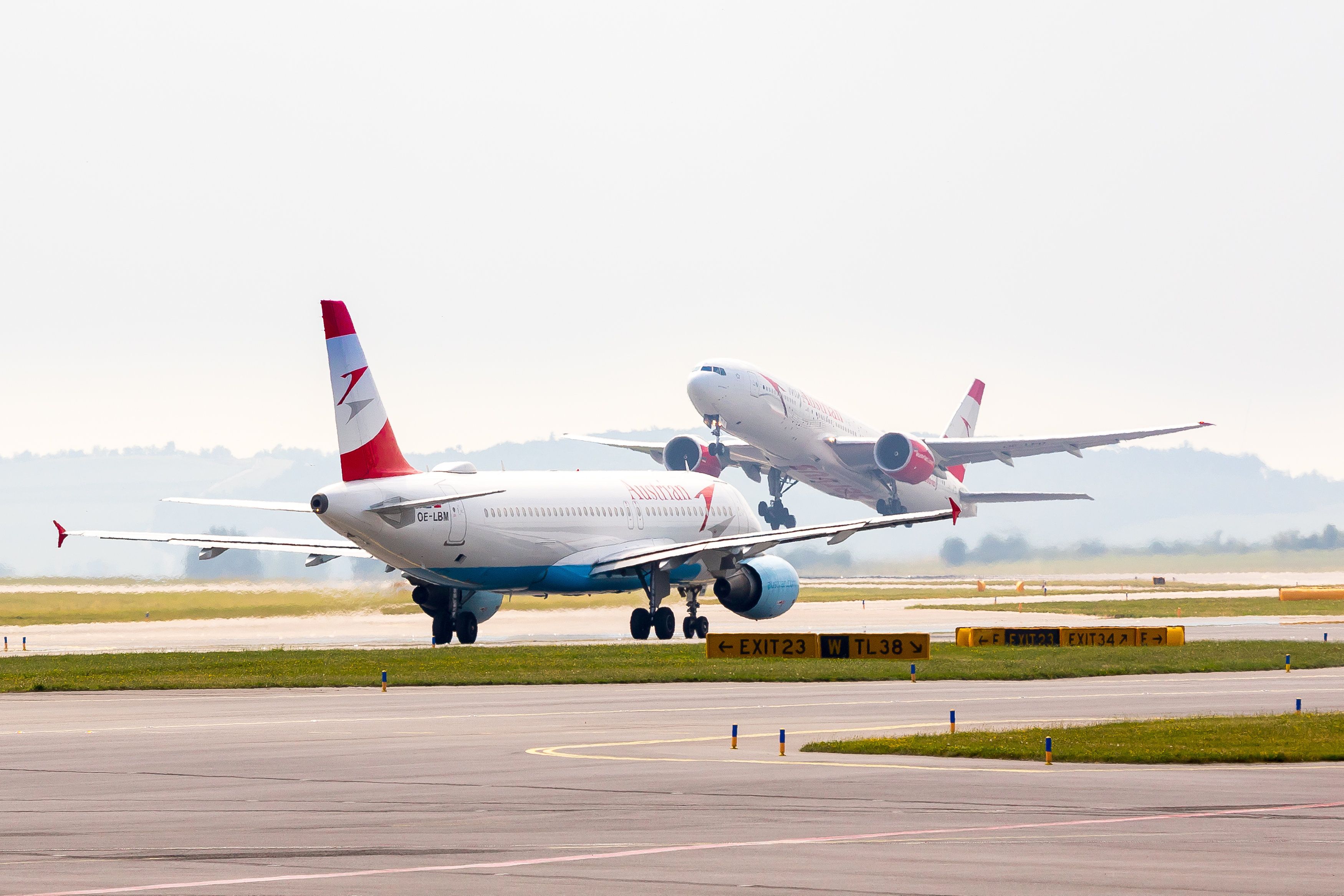 Download von www.picturedesk.com am 21.01.2021 (14:47).  THEMENBILD - zwei AUA Maschinen am Flughafen Wien, aufgenommen am 1. Juni 2018 in Schwechat, Österreich // two planes of Austrian Airlines at the Vienna International Airport in Schwechat, Austria on 2018/06/01, EXPA Pictures © 2018, PhotoCredit: EXPA/ Sebastian Pucher - 20200408_PD5423 - Rechteinfo: Rights Managed (RM)
