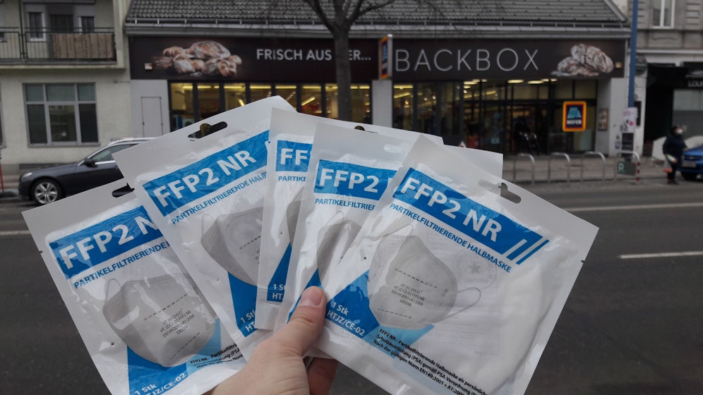 Bei Hofer gibt's FFP2-Masken an der Kassa.