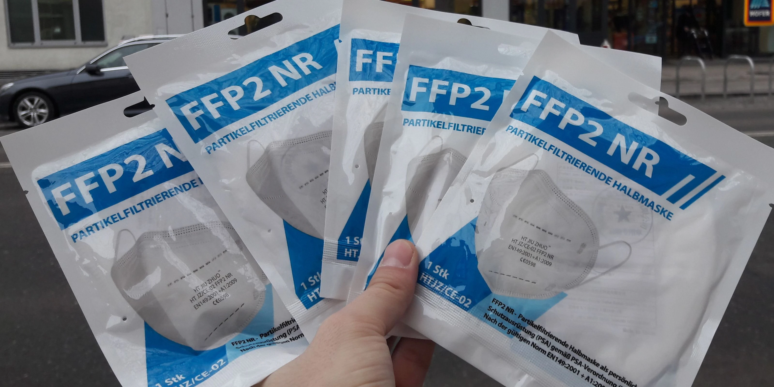 Bei Hofer gibt's FFP2-Masken an der Kassa.