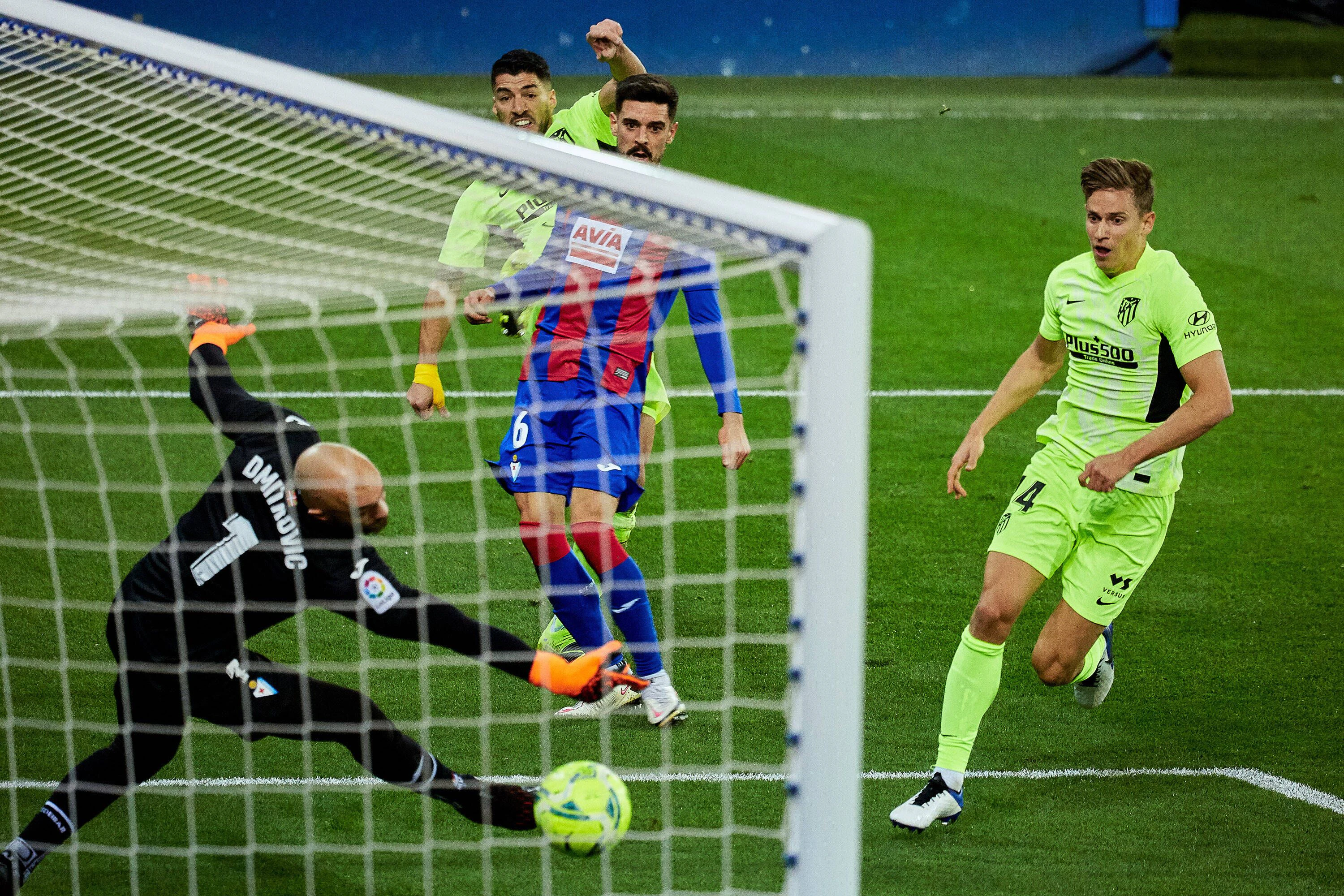 Luis Suarez trifft gegen Eibar doppelt.