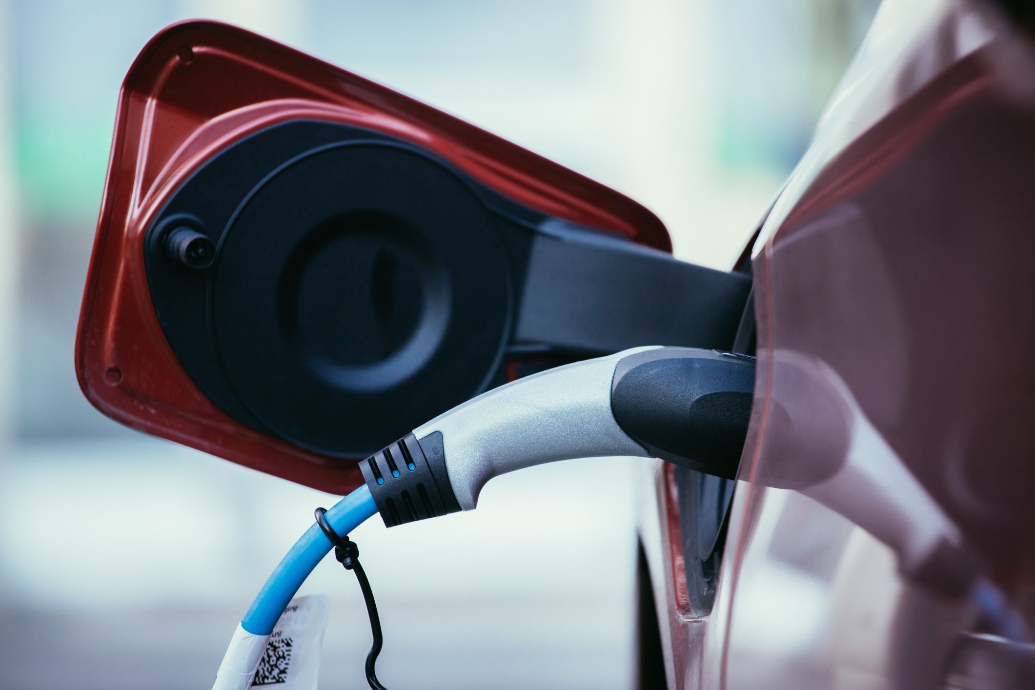 Symbolfoto eines E-Autos beim Tanken.