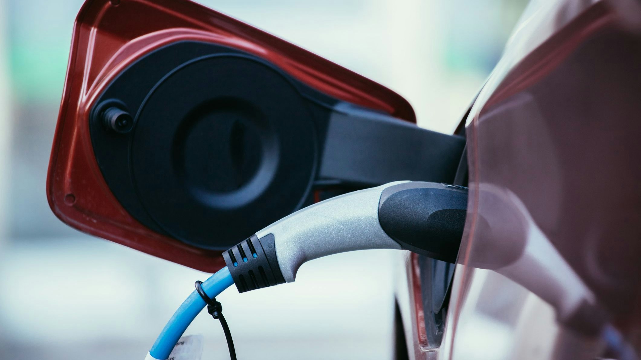 Symbolfoto eines E-Autos beim Tanken.