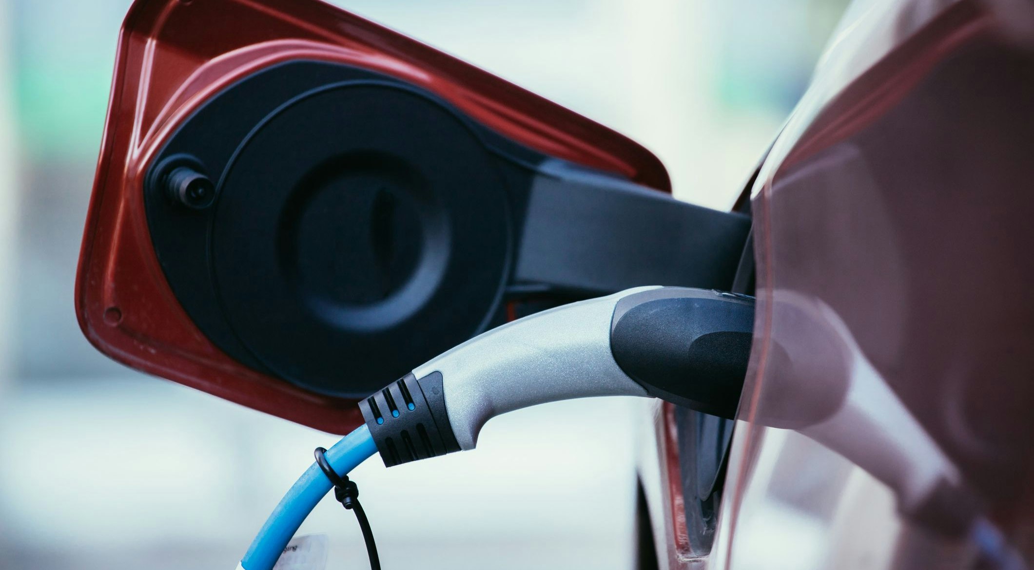 Symbolfoto eines E-Autos beim Tanken.