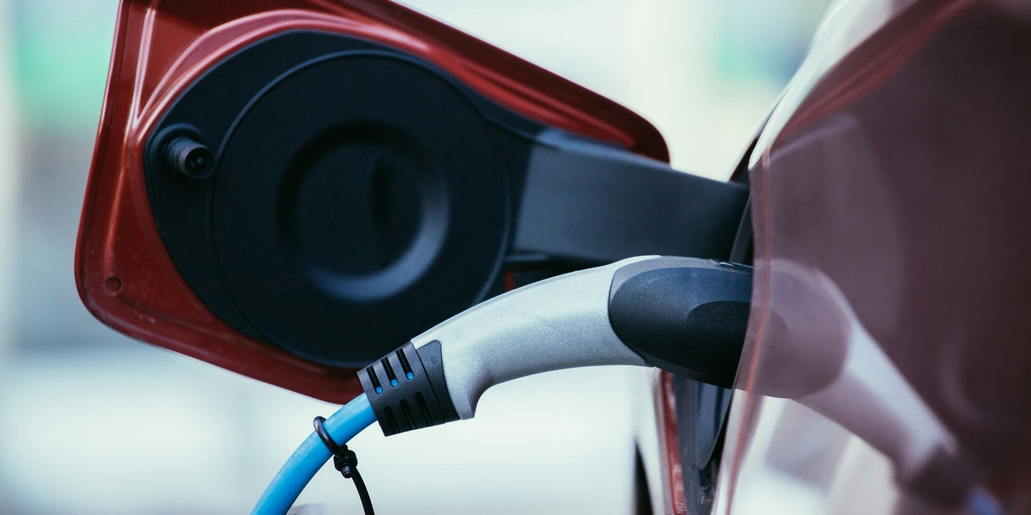 Symbolfoto eines E-Autos beim Tanken.