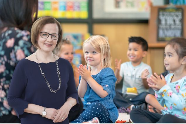 Symbolfoto von Landesrätin Teschl-Hofmeister und Kindergarten-Kindern.