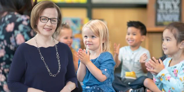 Symbolfoto von Landesrätin Teschl-Hofmeister und Kindergarten-Kindern.