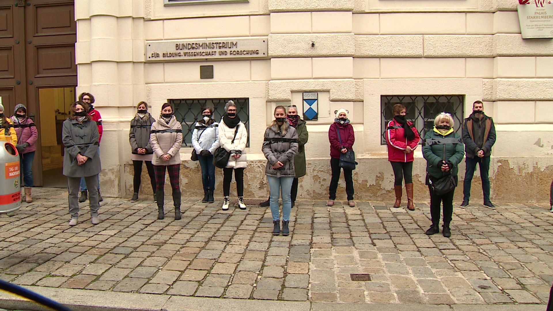 Kindergärtnerinnen demonstrieren vor dem Bildungsministerium.