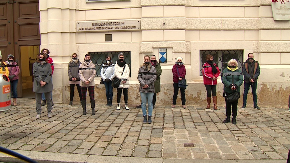 Kindergärtnerinnen demonstrieren vor dem Bildungsministerium.