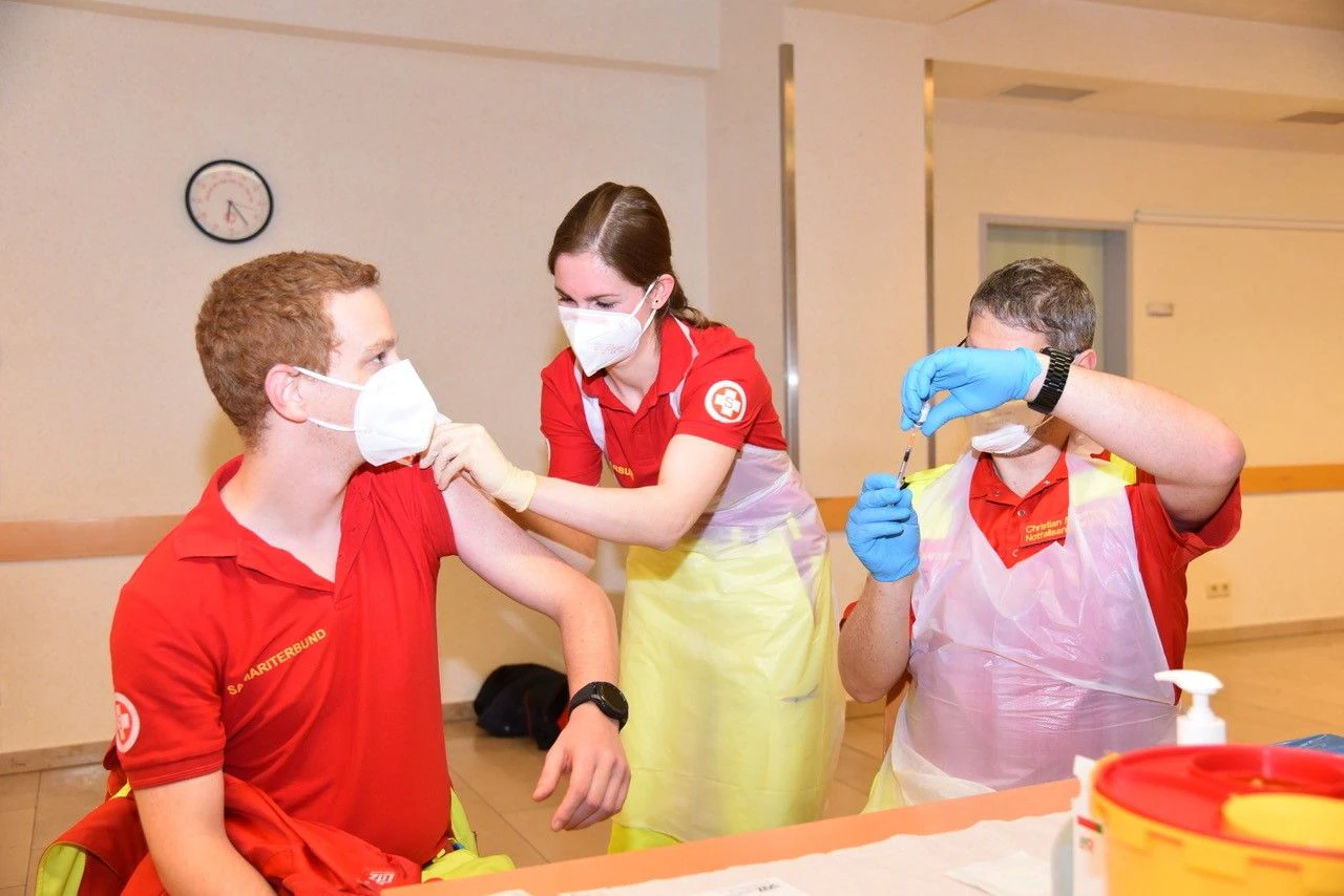 Die ersten Sanitäter erhielten die Schutzimpfung.