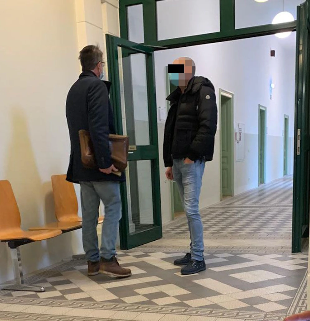 Angeklagter (re.) mit seinem Verteidiger.