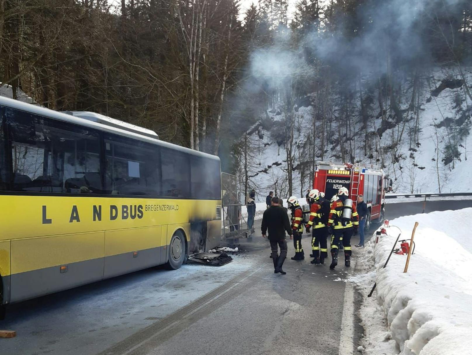 Landbus fängt während Fahrt Feuer: die Bilder des Feuerwehreinsatzes in Alberschwende