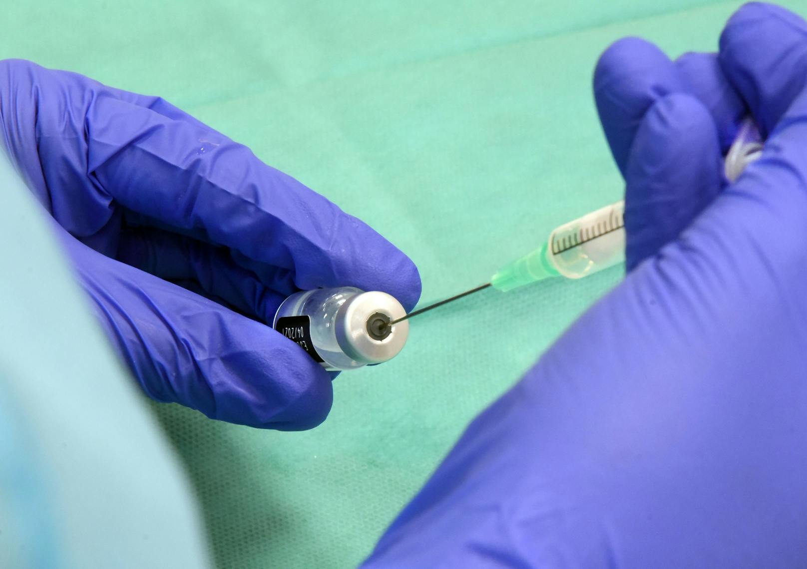 Offiziell dürfen maximal sechs Dosen aus einer Ampulle des Biontech/Pfizer-Impfstoffes gezogen werden