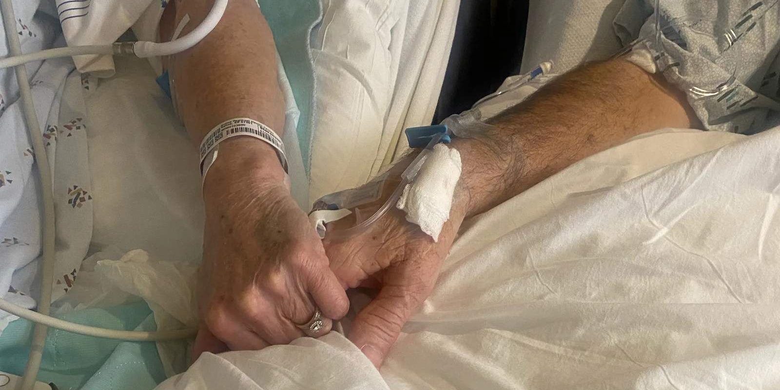 Händchen haltend verbringt ein Paar aus Kansas, die letzten Momente miteinander, ehe Corona beide aus dem Leben reißt. 