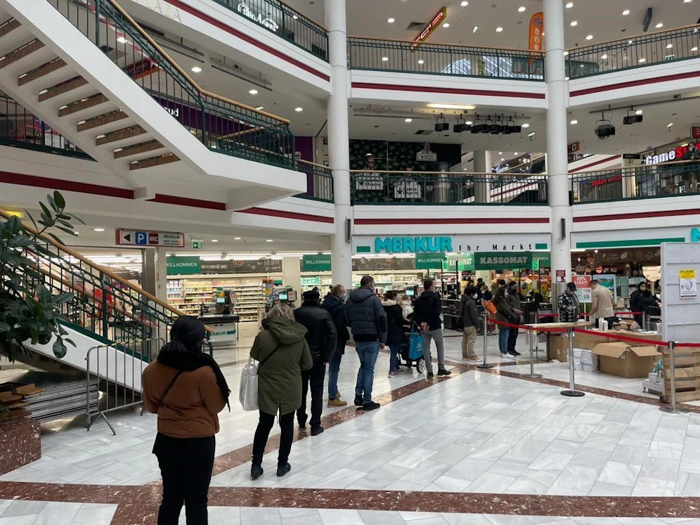 Das Jaukerl beim Shoppen ist gefragt: In der Lugner City (Rudolfsheim-Fünfhaus) stehen die Impfwilligen Schlange.