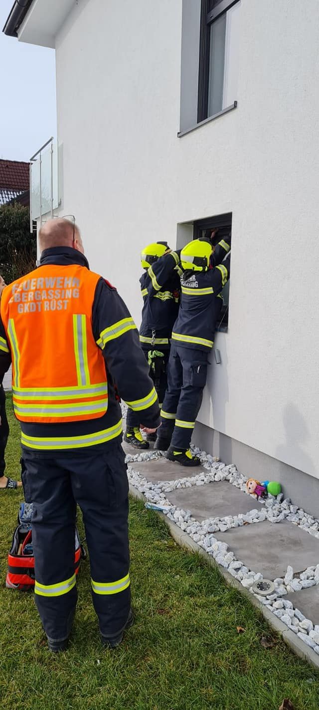 Die Feuerwehr versuchte über das Fenster ins Badezimmer zu kommen, jedoch blieb das erfolglos.