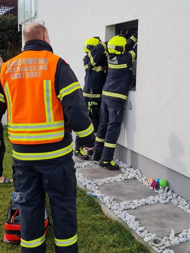 Die Feuerwehr versuchte über das Fenster ins Badezimmer zu kommen, jedoch blieb das erfolglos.
